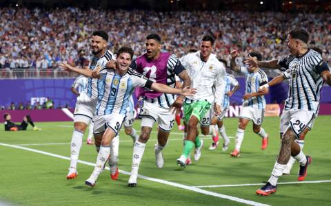 Argentina được cứu nhờ sự tỏa sáng cá nhân và sai lầm của đối thủ
