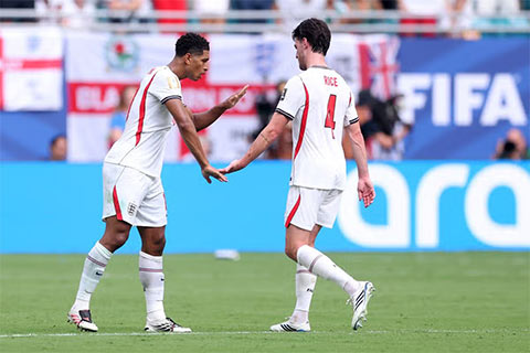 Declan Rice phải rời sân ngay đầu hiệp 2
