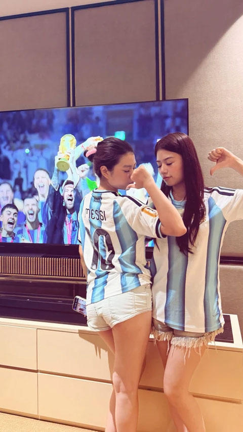 Fan girl Hà Linh cùng 1 người bạn