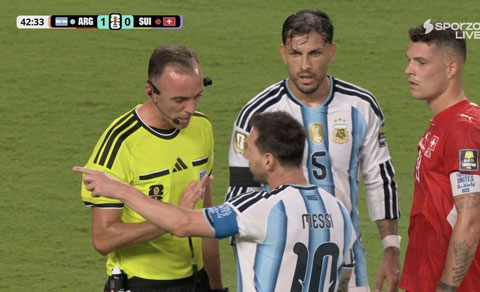 Messi nổi nóng với trọng tài người Bồ Đào Nha ở trận Argentina vs Thụy Sĩ - Ảnh: @JustFootball_20
