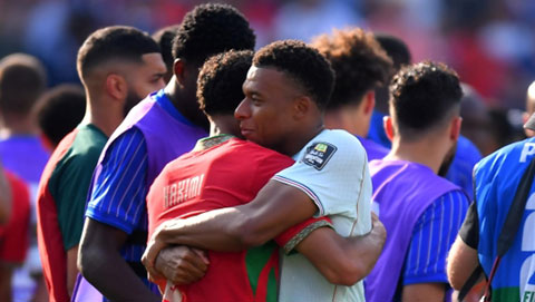 Mbappe ôm bạn thân Achraf Hakimi sau trận