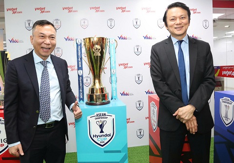 Chủ tịch VFF Trần Quốc Tuấn và TTK AFF Winston Lee chụp ành cùng cúp vàng ASEAN Cup 