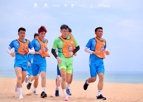 Các cầu thủ Nam Định đang rèn thể lực tại Phú Yên. Ảnh: Quang Đương 