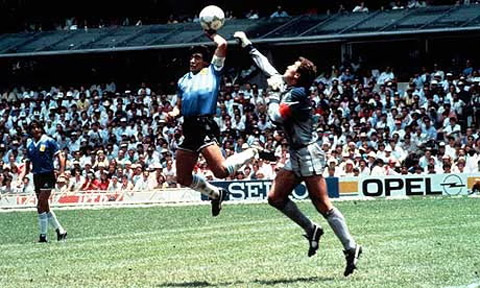 Argentina mặc áo xanh đậm khi đánh bại Anh 2-1 ở tứ kết trong trận đấu gắn liền với bàn thắng "Bàn tay của Chúa" nổi tiếng của Diego Maradona