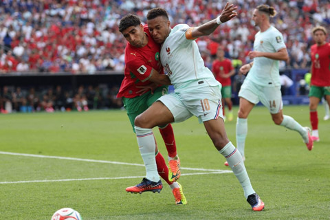 Mbappe rất tích cực di chuyển và tranh chấp, thay vì chỉ đứng chờ cơ hội để tấn công