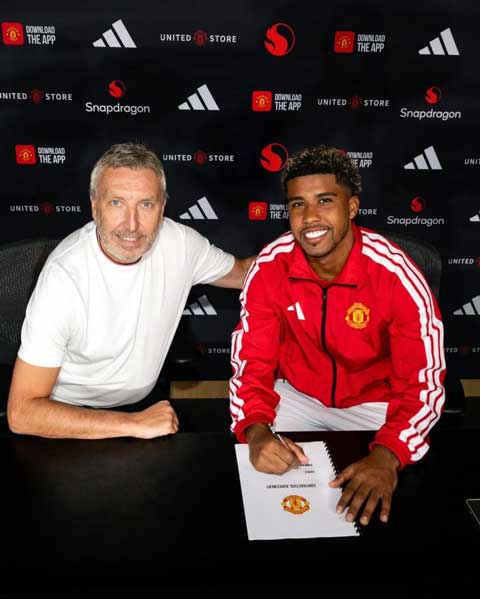 Santos chụp ảnh cùng Giám đốc bóng đá Jason Wilcox - Ảnh: manutd.com
