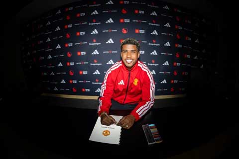 Santos chính thức ký hợp đồng với MU - Ảnh: manutd.com
