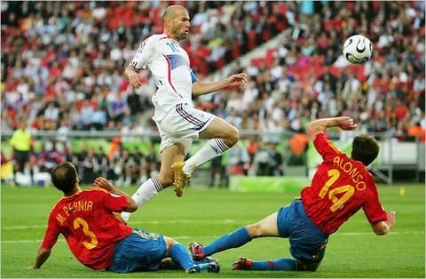Zidane giúp Pháp đánh bại Tây Ban Nha ở vòng 1/8 của World Cup 2006. Ảnh: NY Times