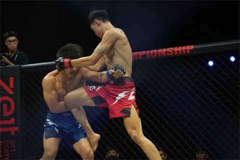 Hà Thế Anh gần như chỉ di chuyển trước sự truy đuổi của Bành Chính Văn ở trận MMA Duo