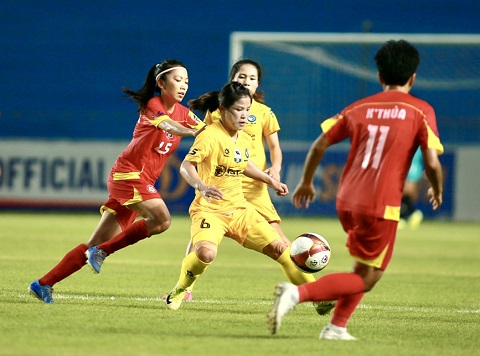 Thái Nguyên T&T (áo vàng) đánh rơi chiến thắng trước nhà ĐKVĐ TP.HCM I