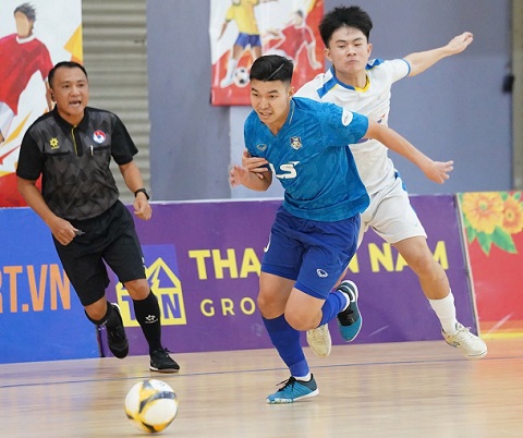 Thái Sơn Bắc (áo xanh) thắng dễ Trẻ TP.HCM. Ảnh: Nguyễn Khanh 