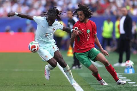 Manu Kone (trái) rất mạnh mẽ