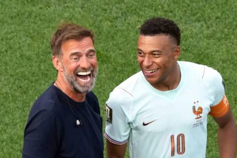 Klopp trò chuyện với Mbappe trên sân