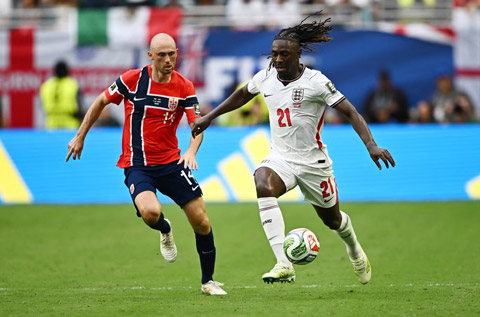 Eze là phương án đầu tiên được Tuchel sử dụng khi ông tìm người đá thay vị trí của Rice ở trận gặp Na Uy