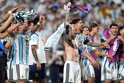 Argentina đang trình diễn thứ bóng đá hỗn loạn và đầy cảm xúc