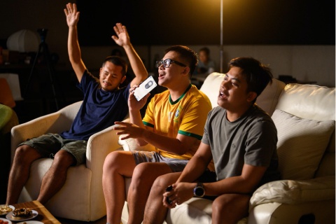 Reviewer Anh Tú của Tinh Tế mở Watch Party cùng đồng nghiệp, tận hưởng không khí lễ hội bóng đá với Chế độ Bóng đá AI trên TV Micro RGB 85 inch