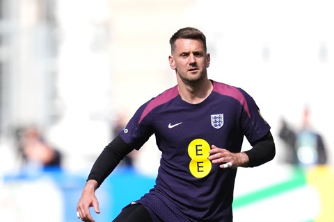 Tom Heaton, 40 tuổi, từng có 3 lần khoác áo ĐT Anh