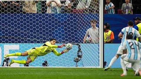 Mostafa Ahmed Shobeir, thủ môn ĐT Ai Cập, cản phá thành công quả đá phạt đền của Messi, ở trận đấu tại vòng 1/8 World Cup 2026