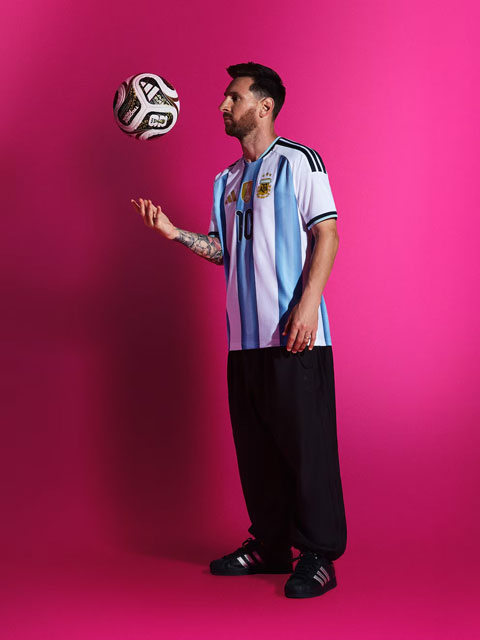 Messi tạo dáng với quả bóng Trionda Final
