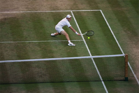 Một pha cắt bóng trái tay của Sinner ở trận chung kết Wimbledon 2026. Ảnh: ATP