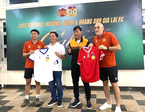 Ban huấn luyện HAGL và ĐT Lào trao đổi áo đấu. Ành: FBNV