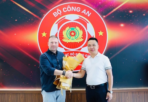Lãnh đạo CLB CATP.HCM ra mắt tân HLV trưởng. Ảnh: FBNV 