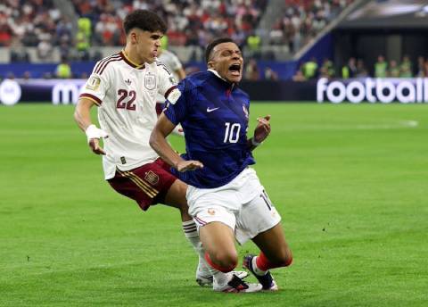 Pau Cubarsi vừa khiến Mbappe "tắt điện"