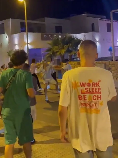 Nhiều người chỉ đứng ngoài quan sát chứ không vào can ngăn 