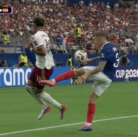 Pha bóng thực sự không may của Digne
