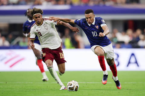 Mbappe (phải) vẫn chưa có niềm vui trước Yamal