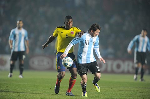 Carlos Sanchez cùng đồng đội phong tỏa Messi
