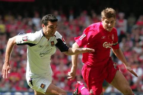 Scaloni tranh bóng với Steven Gerrard
