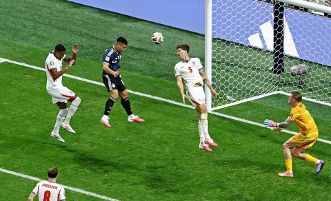 Cú đánh đầu thành bàn của Martinez