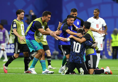 Các đồng đội chia vui với Messi