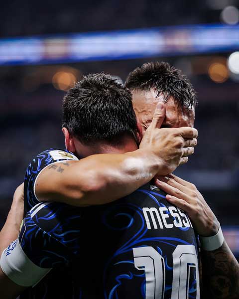 Lautaro bật khóc trên vai Messi sau khi ghi bàn - Ảnh: @brfootball