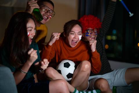 Hình ảnh các nhóm bạn trẻ hẹn nhau để theo dõi trận đấu đã trở nên quen thuộc trong văn hóa xem bóng đá của người Việt.