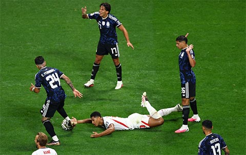 Các cầu thủ Argentina phản đối và khẳng định mình vô tội sau khi Jude Bellingham ngã xuống sân. Ảnh: Reuters