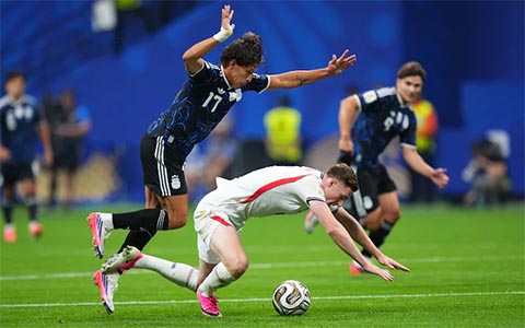 Elliot Anderson gục ngã trước sức ép của Giuliano Simeone. Ảnh: Getty