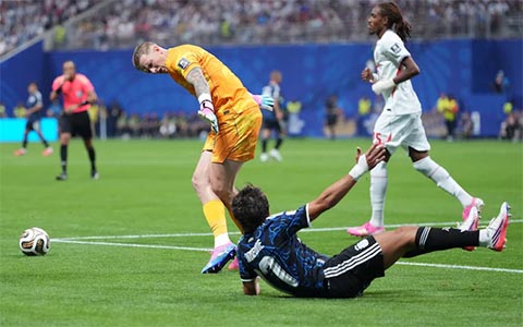 Simeone "cắn" Jordan Pickford.