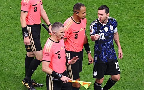 "Anh cả" Messi tranh thủ "pressing" luôn cả tổ trọng tài