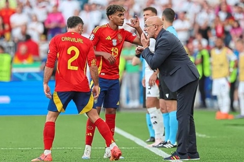HLV De la Fuente chỉ đạo học trò ở EURO 2024