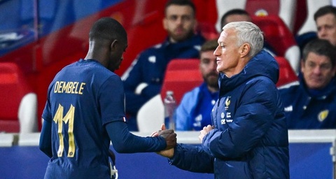 Đây là màn chia tay ĐT Pháp của HLV Didier Deschamps (phải) sau nhiều năm gắn bó