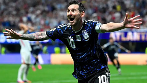 Messi vừa cùng ĐT Argentina đánh bại ĐT Anh