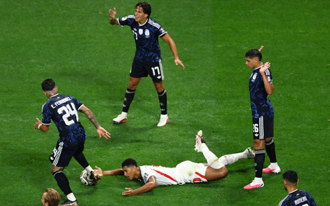 Bellingham phía tuyển Anh ngã ra sân trước vòng vây của cầu thủ Argentina