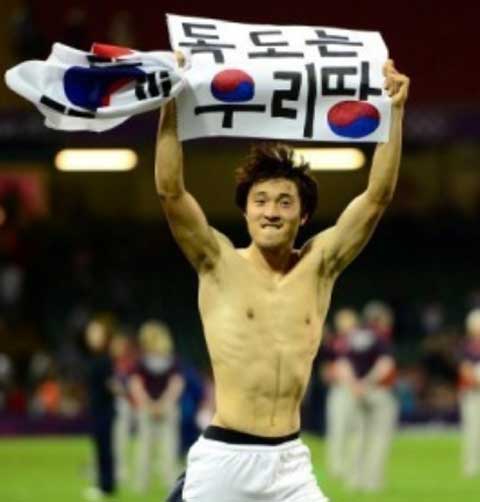Tiền vệ Hàn Quốc Park Jong-woo từng phải chịu án phạt tại Olympic London 2012 vì tấm biểu ngữ vi phạm quy định cấm thông điệp chính trị của FIFA - Ảnh: @mrjeffu