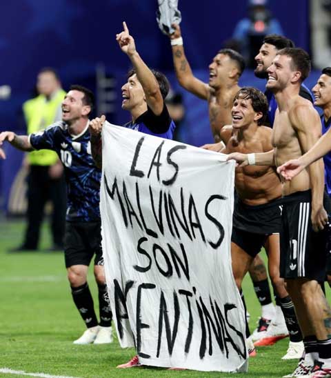Các cầu thủ Argentina cũng giơ cao biểu ngữ có liên quan tới chính trị ở trận thắng Anh - Ảnh: @mrjeffu