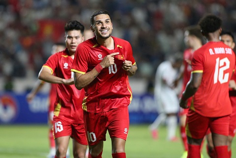 Hoàng Hên ăn mừng bàn thắng nâng tỷ số lên 3-0 ở phút 60 - Ảnh: Đức Cường