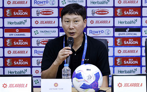 HLV Kim Sang Sik hài lòng về màn thể hiện của các học trò trong trận thắng đậm 4-0 trước Myanmar - Ảnh: Đức Cường