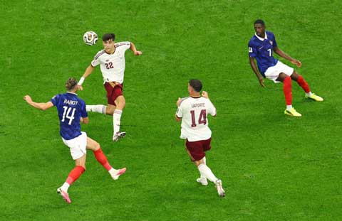 Cubarsi và Laporte đã phong tỏa hoàn toàn hàng công của ĐT Pháp - Ảnh: Reuters