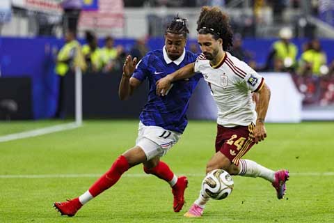 Cucurella đã "khóa chặt" Olise của ĐT Pháp ở bán kết - Ảnh: Getty Images